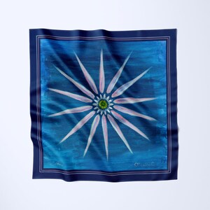 Sciarpa in seta di gelso con motivo mandala a margherita: scaldacollo floreale blu e rosa