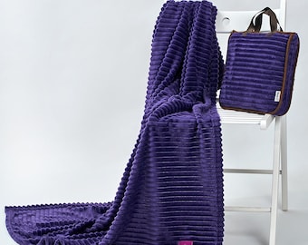 Manta de viaje de felpa morada en bolsa: Cojín acogedor