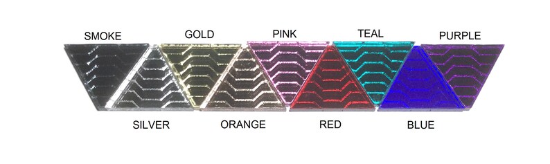 Op de afbeelding: Een rij van tien driehoekige glazen tegels in verschillende kleuren, waaronder rook, goud, roze, teal, paars, zilver, oranje, rood en blauw.
