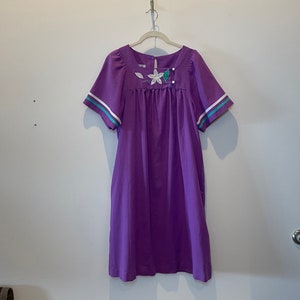 ANDRADE Vintage MCM 1970's Hawaiian Purple Knee Length Muumuu Dress | Retro Islander Style