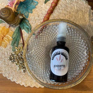 Organic True COMFREY Boneknitter Oil Holistic Vegan Tincture Comfrey Leaves, Stalks, & Roots (Amber GLASS Spray Bottle) Potent Pure BPA Free