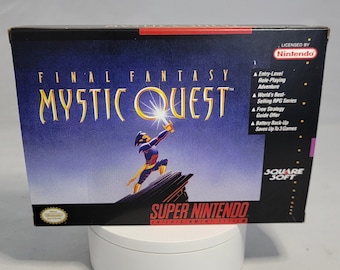 Puede incluir: Caja de juego de Super Nintendo para Final Fantasy Mystic Quest. La caja presenta una figura de guerrero sosteniendo una espada brillante contra un fondo púrpura y azul. El juego tiene licencia de Nintendo.