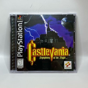 Könnte beinhalten: PlayStation-Spielhülle für Castlevania: Symphony of the Night. Das Cover zeigt eine Burgsilhouette unter einem stürmischen Himmel mit Blitzen. Der Spieletitel ist in Gelb und Orange gehalten. Die Hülle ist aus transparentem Kunststoff.