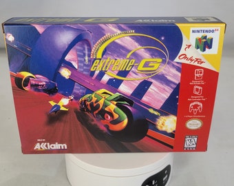 Op de afbeelding: Een Nintendo 64-spelcartridge-doos voor het spel "Extreme-G" van Acclaim. De doos is geel, blauw en rood met een afbeelding van een futuristische raceauto op een circuit. De tekst "Only for N" staat op de doos.