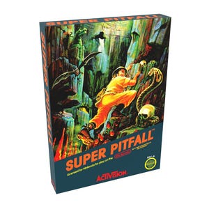 Könnte beinhalten: Eine Retro-Videospiel-Kartuschenbox für Super Pitfall, mit einer farbenfrohen Illustration eines Charakters, der eine Klippe mit einer Schlange und einer Fledermaus im Hintergrund klettert. Die Box ist blau mit orangefarbenem Text und einem Nintendo-Logo.