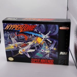 Könnte beinhalten: Eine Super Nintendo Entertainment System-Spielkassette für HyperZone. Die Schachtel zeigt eine farbenfrohe Illustration einer futuristischen Stadt mit Raumschiffen und einer roten Schlange. Der Text "Licensed by Nintendo" befindet sich in der oberen rechten Ecke.