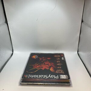 Peut inclure: Deux bo&icirc;tiers de jeu PlayStation empil&eacute;s. Le bo&icirc;tier sup&eacute;rieur pr&eacute;sente le jeu "Diablo" avec une illustration rouge et orange d'une figure d&eacute;moniaque. Le logo PlayStation et le titre du jeu sont visibles.