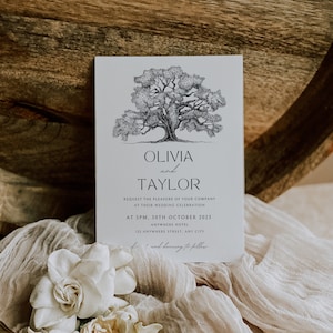 Könnte beinhalten: Eine Hochzeitseinladung mit einer detaillierten Baumillustration. Die Namen "Olivia und Taylor" sind darunter abgebildet. Die Einladung enthält Datum, Uhrzeit und Ort der Hochzeit. Die Karte ist weiß, mit Blumen und Stoff im Hintergrund.
