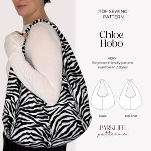 Könnte beinhalten: Eine schwarze und weiße Hobo-Tasche mit Zebra-Print. Die Tasche wird über der Schulter getragen. Der Text auf dem Bild lautet "Chloe Hobo" und "PDF Sewing Pattern". Das Muster ist anfängerfreundlich und in zwei Stilen erhältlich.