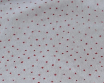 Peut inclure: Tissu blanc avec un motif de pois rouges.