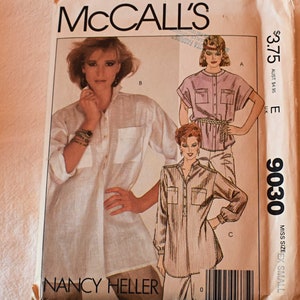Könnte beinhalten: Ein Schnittmuster für ein Hemd, McCall's Schnittmuster Nummer 9030, entworfen von Nancy Heller. Das Schnittmuster enthält drei verschiedene Hemdstile, eines mit langen Ärmeln, eines mit kurzen Ärmeln und eines mit Dreiviertelärmeln.