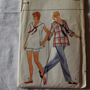 Pode incluir: Um padrão de costura vintage da Butterick, número 4363, tamanho 8. O padrão apresenta duas mulheres vestindo roupas diferentes. Uma mulher está vestindo um vestido branco com gola de marinheiro e shorts. A outra mulher está vestindo uma camisa xadrez com gola de marinheiro e calças azuis.