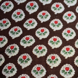 Set inutilizzati di 2 tessuti vintage Fat Quarters, bellissimo tessuto stampato marrone con piccole foglie bianche, quadrati di tessuto verde e rosso