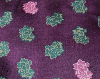 Vintagetyg, djupt lila med lavendel- och gröna mönster, lätt, säljs per halvmeter