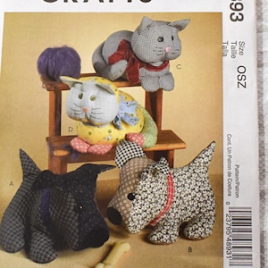 Può includere: Un pacchetto di modelli McCall's Crafts con disegni di animali di peluche. Il modello include le istruzioni per realizzare un gatto e diversi peluche di cani. La copertina mostra i peluche finiti, mettendo in mostra vari tessuti e colori. Il modello è di Helen Beverlin.