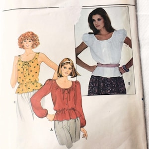Puede incluir: Un patrón de costura vintage para una blusa con tres estilos diferentes. El patrón es de Butterick y tiene el número 4350. El patrón muestra a tres mujeres usando diferentes estilos de blusas. La primera blusa es una blusa sin mangas con estampado floral y un lazo en el escote. La segunda blusa es una blusa roja de manga larga con un lazo en el escote. La tercera blusa es una blusa blanca con mangas cortas abullonadas y un lazo en el escote.