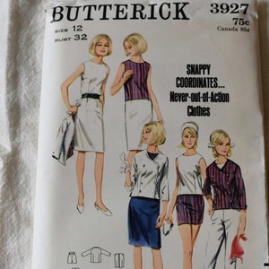 Puede incluir: Un patrón de costura vintage para ropa de mujer, con un fondo blanco, texto negro e ilustraciones de cuatro mujeres con diferentes atuendos. El patrón está etiquetado como "Butterick 3927" e incluye la talla 12, busto 32. El texto también dice "Snappy Coordinates... Never-out-of-Action Clothes".