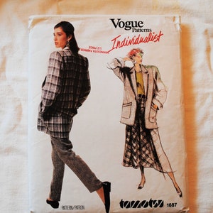 以下が含まれることがあります： ヴィンテージVogue Patterns Individualistの裁縫パターン。表紙には、チェック柄のブレザー、スカート、パンツを着た女性のイラストが描かれています。パターン番号は1687です。表紙は少し擦り切れています。
