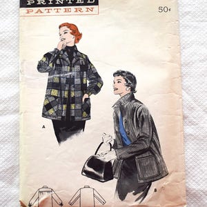 Może przedstawiać: Vintage koperta z nadrukowanym wzorem Butterick. Koperta zawiera ilustracje dwóch kobiet w płaszczach. Koperta jest beżowa z czerwonym i czarnym tekstem. Tekst brzmi "Butterick Printed Pattern" i zawiera wymiary rozmiaru i biustu.