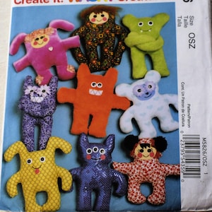 Puede incluir: Un patrón de McCall's Crafts titulado "Create It! Wacky Creatures" con varios diseños de monstruos de peluche coloridos. El patrón incluye instrucciones para hacer juguetes de peluche de varias formas y tamaños. El número de patrón es M5826.