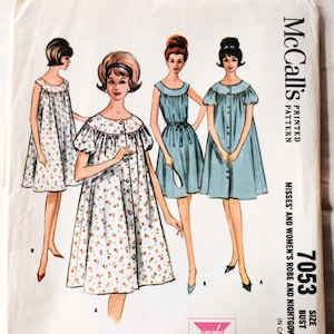 Puede incluir: Patrón de costura impreso McCall's vintage para bata y camisón de mujer, talla 12, busto 81 cm. El sobre del patrón presenta ilustraciones de las prendas en varios estilos. El sobre es blanco con texto e ilustraciones.
