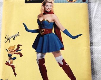 Patron De Couture Simplicity 8185 - DC Comics Bombshells Supergirl - Tailles 34 à 50 - Neuf Non Découpé
