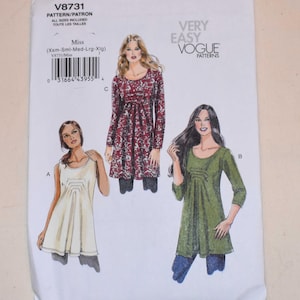 Puede incluir: Un patrón de costura Very Easy Vogue Patterns, V8731, con ilustraciones de tres diseños de vestidos. El patrón incluye tallas X-Small a X-Large. La portada es blanca con texto en negro y rojo.