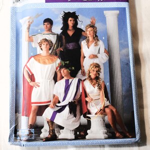 Puede incluir: Patrón de disfraz Simplicity para adultos. El paquete presenta una pancarta púrpura con las palabras "Costumes for adults" e imágenes de personas con atuendos romanos y griegos. El patrón incluye tallas XS, S, M, L y XL.