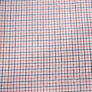 Tessuto a quadri vintage inutilizzato, bianco con linee rosse e blu, piccolo motivo a quadri, venduto a mezzo metro