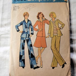 Op de afbeelding: Vintage Simplicity naaipatroon envelop, met illustraties van drie vrouwen in pakken in de jaren 70-stijl. De envelop is bruin met blauwe en witte tekst, inclusief het nummer 7095 en het Simplicity-logo. Maat 14, borstomvang 91 cm.