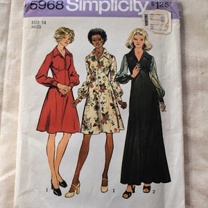 Może przedstawiać: Wzorzec szycia vintage Simplicity numer 5968 na sukienkę, rozmiar 14 miss. Wzorzec przedstawia trzy kobiety prezentujące różne wersje sukienki: jedną w kolorze czerwonym, jedną w kwiatowym wzorze i jedną w kolorze czarnym.