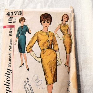 Puede incluir: Patrón de costura vintage Simplicity número 4173 para un vestido. El patrón es para la talla 12 y la talla de busto 32. El patrón muestra a tres mujeres usando diferentes versiones del vestido. El vestido es de estilo tubo con un corpiño ajustado y una falda que llega a la rodilla. El patrón está impreso en un fondo blanco con texto negro. El patrón está en buen estado con algo de desgaste.