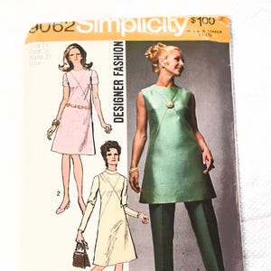 Op de afbeelding: Vintage Simplicity Designer Fashion naaipatroon. Het patroon bevat illustraties van drie verschillende jurk ontwerpen. De omslag heeft een lichtgroen en wit kleurenschema, met de prijs van $1,00 in de rechterbovenhoek.