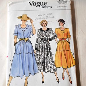 Könnte beinhalten: Vogue Patterns Schnittmusterumschlag mit Illustrationen von drei Kleidern in Blau, Schwarz und Weiß sowie Gelb. Der Umschlag hat das Vogue Patterns Logo und den Text "Thank You Jo Ann Fabrics".