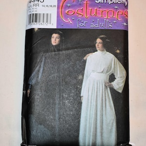 Puede incluir: Patrón de disfraz Simplicity para adultos. El paquete presenta dos diseños de disfraces: un vestido largo blanco con cuello alto y una capa oscura con capucha. El paquete tiene el texto "Costumes for adults" e información de tallas.