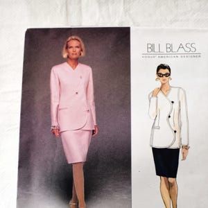 Puede incluir: Patrón de costura Vogue Patterns con un diseño de Bill Blass. El patrón incluye ilustraciones de un traje de falda rosa y una chaqueta blanca con una falda negra. El número de patrón es 1706, con tallas 8-10-12.