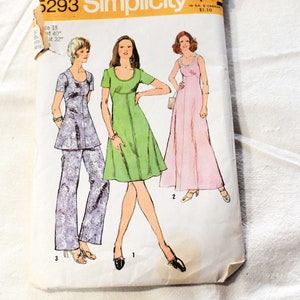 Op de afbeelding: Vintage Simplicity naaipatroon nummer 5293 voor een jurk en broek. Het patroon toont drie vrouwen die de verschillende stijlen dragen. De jurk is groen, de broek is paars en de andere jurk is roze.