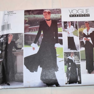 Puede incluir: Patrón de costura Vogue Wardrobe 1290 con un vestido negro con puños blancos y una chaqueta a juego. El patrón incluye múltiples vistas del atuendo. El paquete es blanco con el logotipo de Vogue.