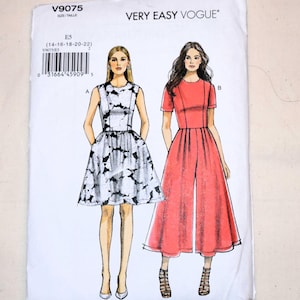 Puede incluir: Un patrón de costura Very Easy Vogue, V9075, con ilustraciones de dos vestidos. Uno es sin mangas con un estampado en blanco y negro, y el otro es de color rojo liso, de manga corta. El patrón incluye información sobre tallas.