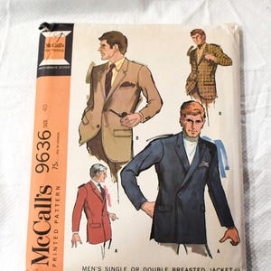 以下が含まれることがあります： メンズシングルまたはダブルブレストジャケット用のヴィンテージMcCall's 9636プリントパターン。表紙には、茶色、赤、青の色合いのさまざまなジャケットスタイルのイラストが描かれています。パターンサイズは40です。