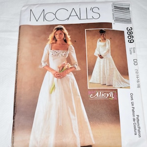 Puede incluir: Un patrón de costura McCall's para un vestido de novia. El patrón presenta una foto de una novia con un vestido blanco con escote cuadrado y adornos florales. El número de patrón es 3869, talla DD (12-14-16-18).
