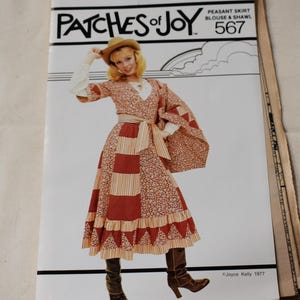Peut inclure: Une pochette de patron de couture intitulée Patches of Joy 567 pour une jupe paysanne, un chemisier et un châle. La couverture présente l'illustration d'une personne portant une longue robe à étages à motifs floraux et rayés, un châle et des bottes marron.