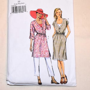 Puede incluir: Un patrón de costura Very Easy Vogue, V8985, con ilustraciones de dos conjuntos de mujer. El patrón incluye una túnica de manga larga con pantalones blancos y un vestido abotonado. El tamaño del patrón es ZZ (Lrg-Xlg-XXl).