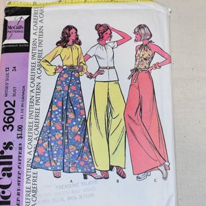 Puede incluir: Un patrón de costura vintage para pantalones y dos blusas para mujeres. El patrón es para la talla 12 y tiene una medida de pecho de 86 cm. El patrón presenta tres estilos diferentes de pantalones y blusas, todos con una estética de los años 70.