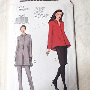 Op de afbeelding: Een naaipatroon voor een lang mouw jasje met een knoopsluiting. Het patroon is voor maten 8-10-12 en is van Vogue Very Easy. Het patroon wordt getoond op twee modellen, een draagt een grijs jasje en de ander draagt een rood jasje.