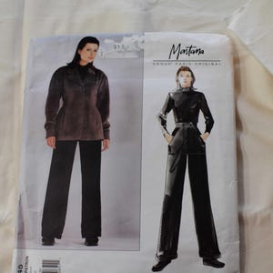 Puede incluir: Patrón de costura Vogue Patterns con dos diseños de moda femenina. Un diseño muestra una chaqueta marrón y pantalones negros, el otro un mono negro. El patrón está etiquetado como "Montana Vogue Paris Original".