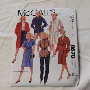 Op de afbeelding: Een naaipatroon voor een jurk met verschillende stijlen. Het patroon is voor maat 14, borstomvang 36. Het patroon is van McCall's en het nummer is 8670.