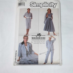Op de afbeelding: Een Simplicity naaipatroon voor een Jilly-garderobe met vijf gemakkelijke stukken. Het patroon toont drie verschillende outfits: een lange mouwen jurk, een mouwloze jurk en een shirt en broek set. Het patroon is voor maten 14-20.