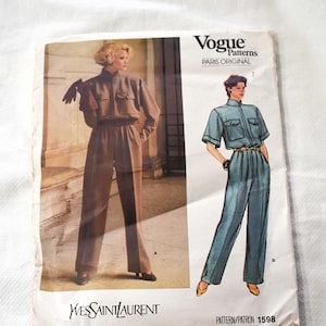 以下が含まれることがあります： イヴ・サンローランがデザインした、ヴィンテージのヴォーグ・パターン縫製パターン。ワイドレッグのジャンプスーツ、襟付きシャツトップ、ベルト付き。パターン番号は1598です。