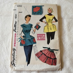 Puede incluir: Patrón de costura vintage Simplicity para un delantal fácil de hacer. El patrón está impreso en papel blanco con un diseño rojo, amarillo y azul. El número de patrón es 4492 y el precio es de 45 centavos.